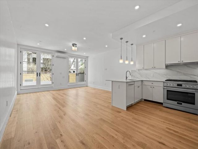  2 BR,  3.00 BTH &nbsp;Condominium style home in Carroll Gardens