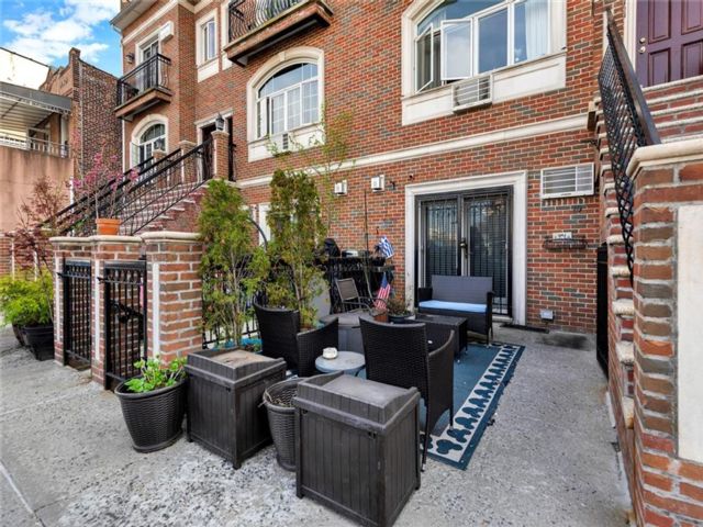  2 BR,  3.00 BTH &nbsp;Condominium style home in Bay Ridge
