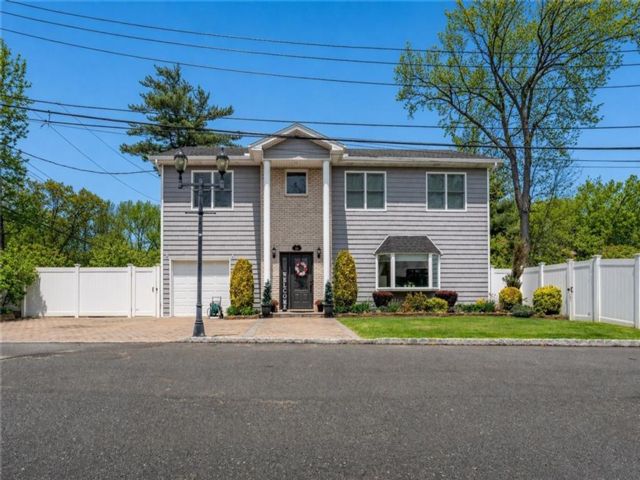  4 BR,  3.00 BTH &nbsp;Single family style home in Princess Bay