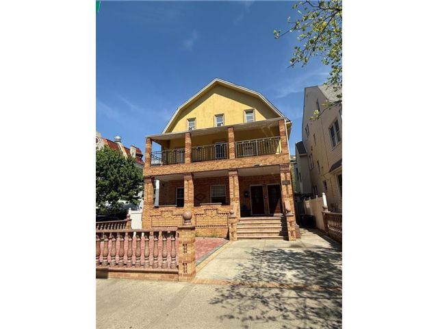  8 BR,  0.00 BTH &nbsp;Multi-family style home in Midwood