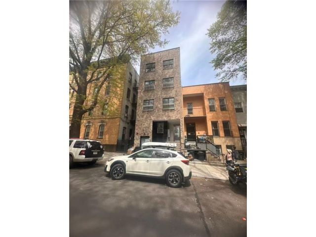  3 BR,  2.00 BTH &nbsp;Condominium style home in Sunset Park