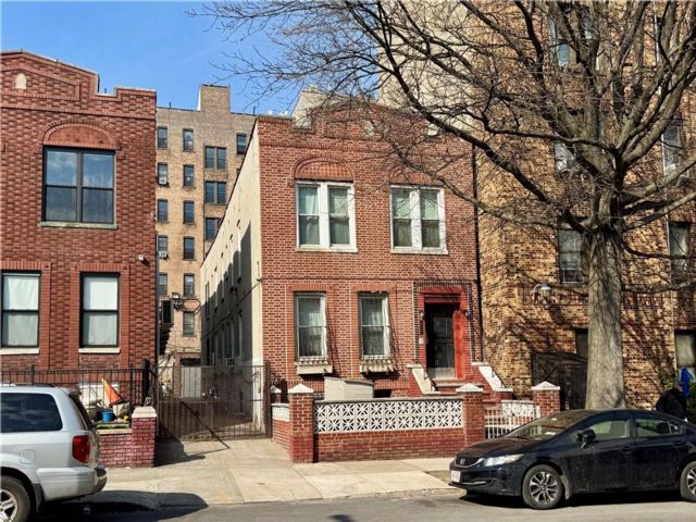  7 BR,  5.00 BTH &nbsp;Multi-family style home in Crown Heights
