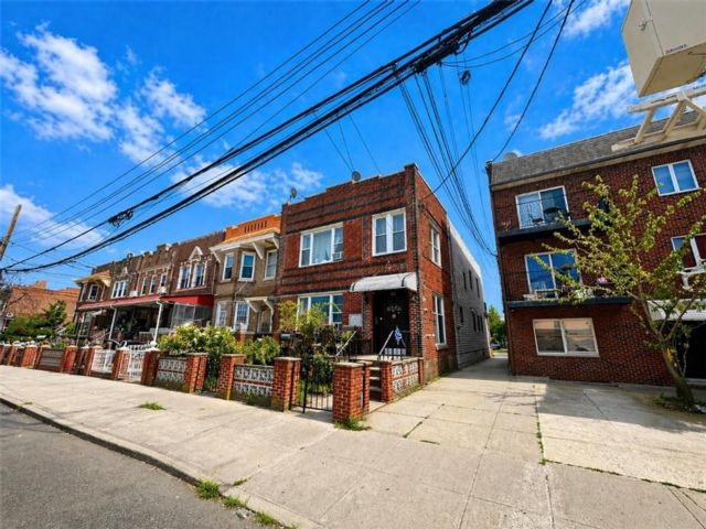 Studio,  0.00 BTH &nbsp;Multi-family style home in Gravesend