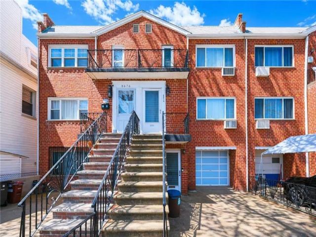  5 BR,  0.00 BTH &nbsp;Multi-family style home in Bensonhurst