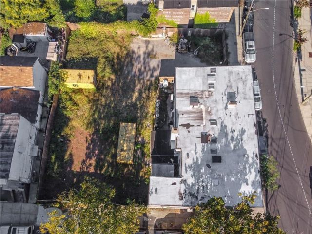 Lot <b>Size:</b>  &nbsp;Land style home in Tompkinsville