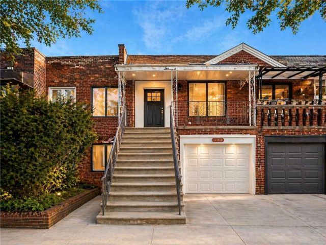  3 BR,  3.00 BTH &nbsp;Multi-family style home in Gravesend