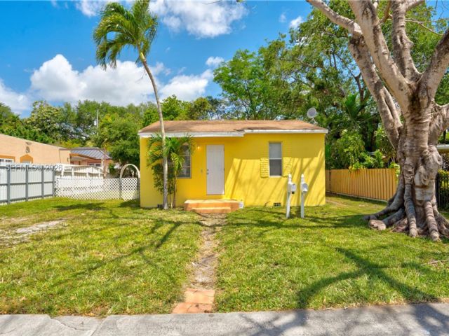 3 BR,  2.00 BTH &nbsp; style home in Biscayne Park