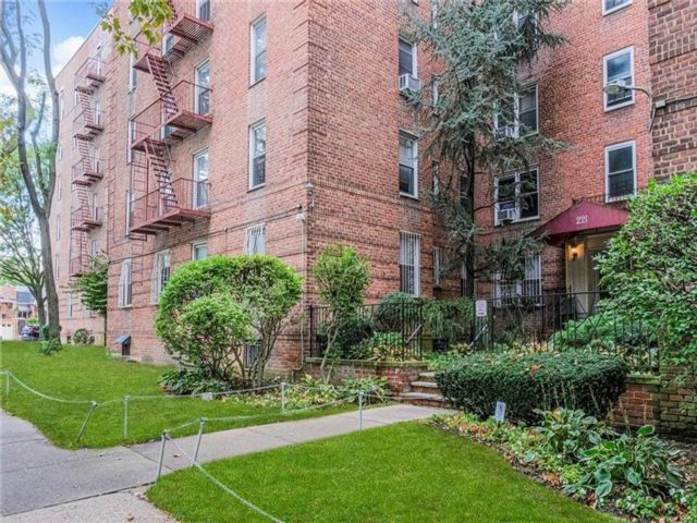  1 BR,  1.00 BTH &nbsp;Co-op style home in Windsor Terrace