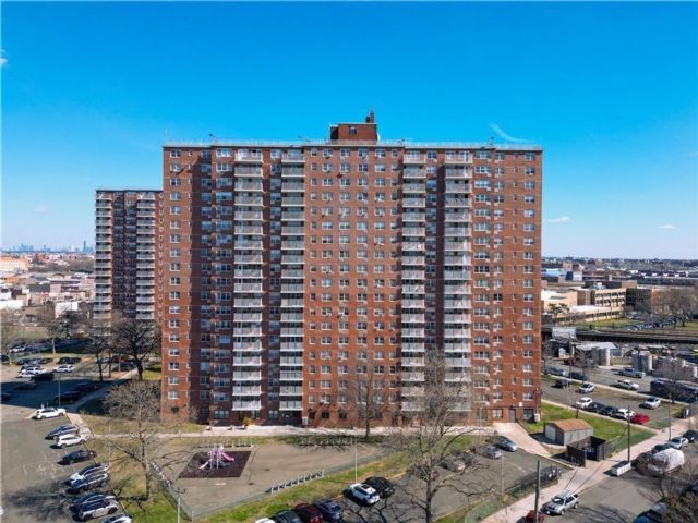  2 BR,  1.00 BTH &nbsp;Co-op style home in Gravesend