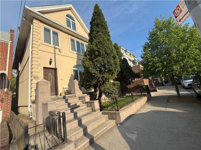  5 BR,  4.00 BTH &nbsp;Multi-family style home in Midwood