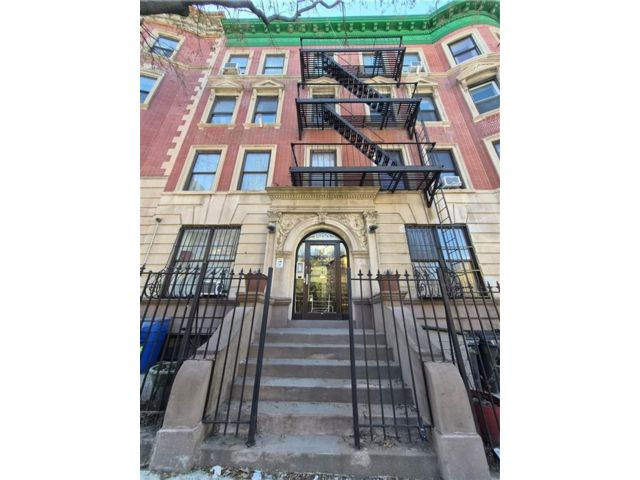  3 BR,  2.00 BTH &nbsp;Condominium style home in Crown Heights