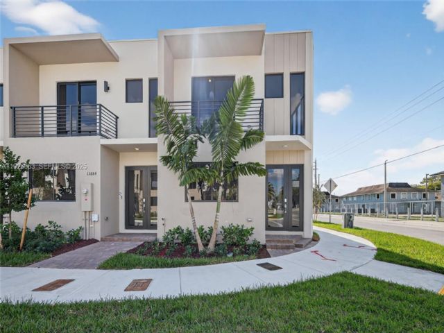  4 BR,  4.00 BTH &nbsp; style home in Homestead