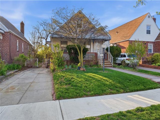  4 BR,  2.00 BTH &nbsp;Single family style home in Cambria Heights