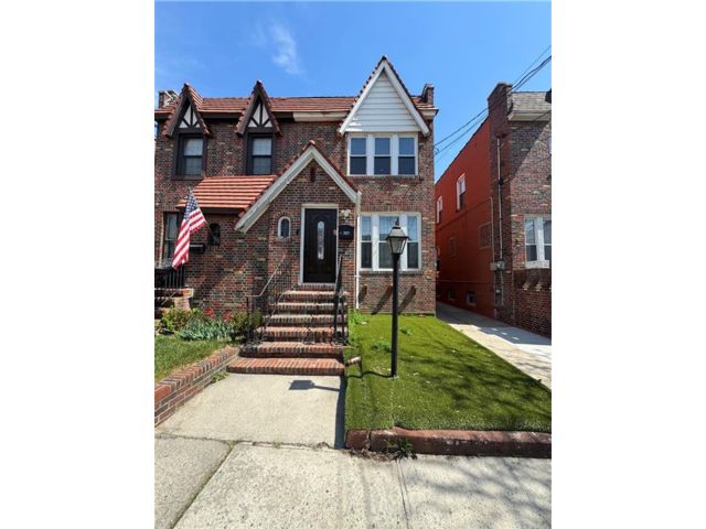  3 BR,  3.50 BTH &nbsp;Single family style home in Brighton Beach