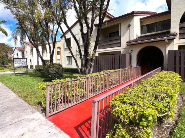  3 BR,  2.00 BTH &nbsp;Condo style home in Miami
