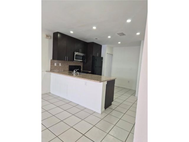  3 BR,  2.00 BTH &nbsp;Condo style home in Miami
