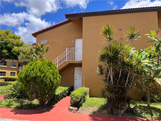  3 BR,  2.00 BTH &nbsp;Condo style home in Miami