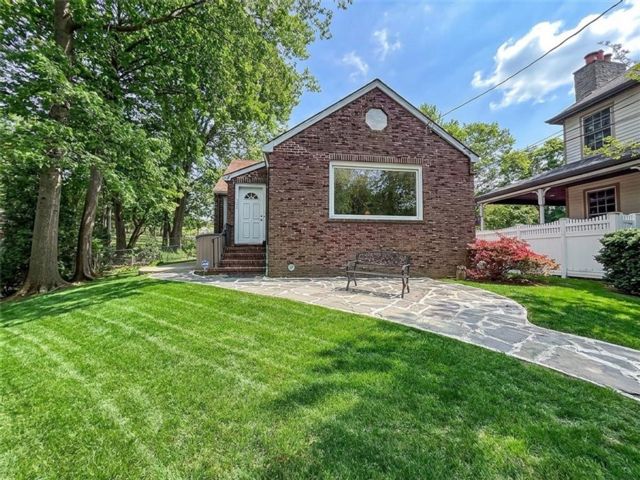  3 BR,  2.00 BTH &nbsp;Single family style home in Seagate