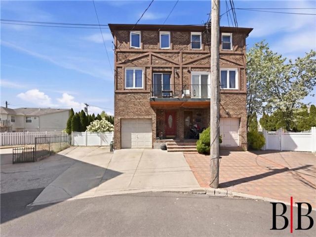  3 BR,  3.00 BTH &nbsp;Condominium style home in Bergen Beach