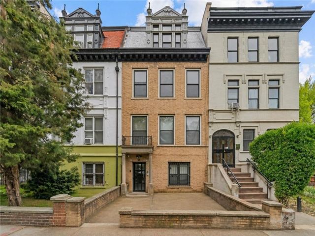 Studio,  8.00 BTH &nbsp;Multi-family style home in Crown Heights