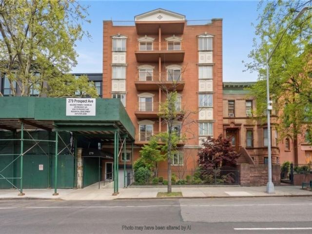  2 BR,  2.00 BTH &nbsp;Condominium style home in Park Slope