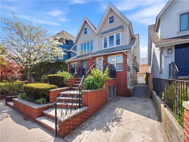  4 BR,  3.00 BTH &nbsp;Single family style home in Flatlands