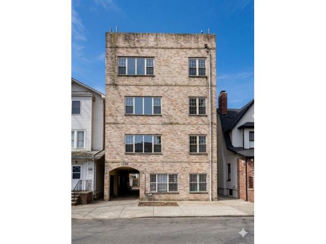 13 BR,  9.00 BTH &nbsp;Multi-family style home in Midwood