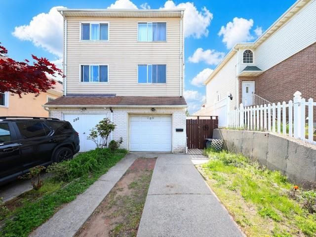  3 BR,  2.00 BTH &nbsp;Single family style home in Arrochar