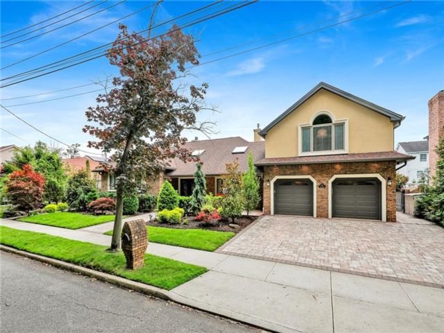  4 BR,  5.00 BTH &nbsp;Single family style home in Annadale