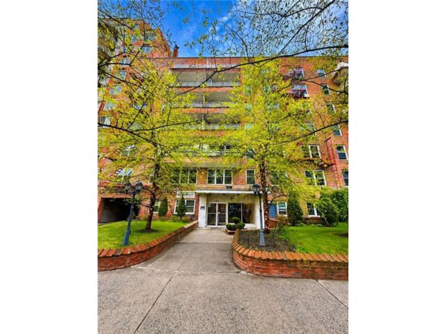  1 BR,  1.00 BTH &nbsp;Co-op style home in Brighton Beach