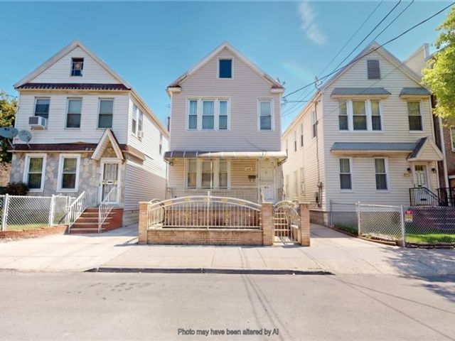  5 BR,  3.00 BTH &nbsp;Multi-family style home in East Flatbush