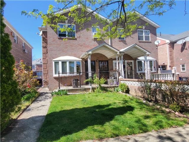  5 BR,  4.00 BTH &nbsp;Multi-family style home in Fresh Meadows