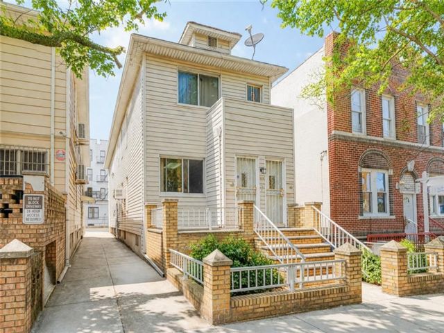  4 BR,  3.00 BTH &nbsp;Multi-family style home in Bensonhurst