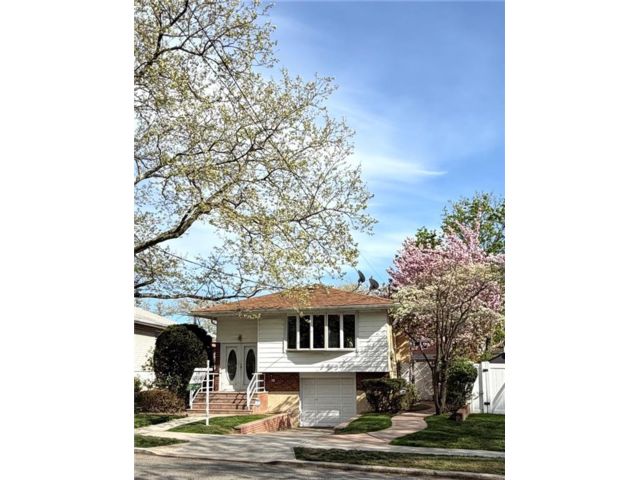  4 BR,  2.00 BTH &nbsp;Single family style home in Mill Basin