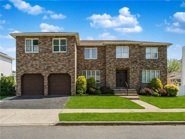 Studio,  4.00 BTH &nbsp;Multi-family style home in Tottenville