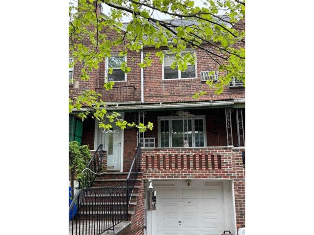  3 BR,  3.00 BTH &nbsp;Single family style home in Bensonhurst