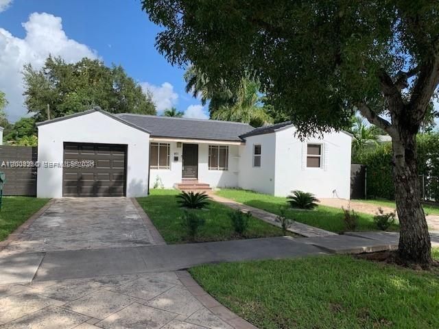  3 BR,  2.00 BTH &nbsp; style home in El Portal