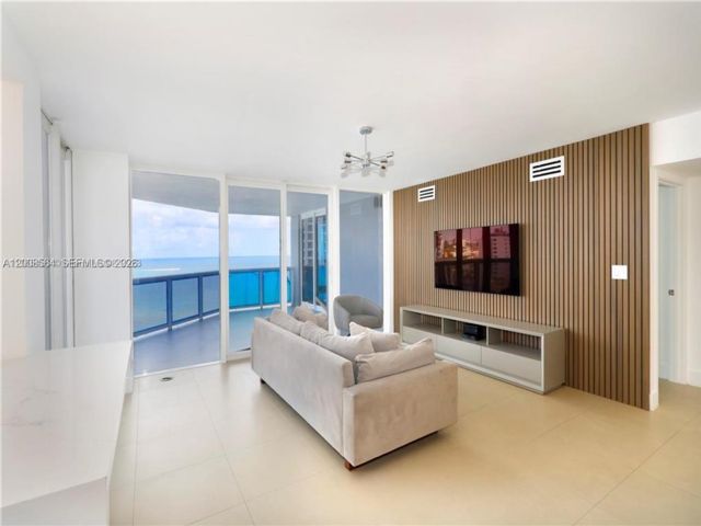  2 BR,  2.00 BTH &nbsp;Condo style home in Miami Beach