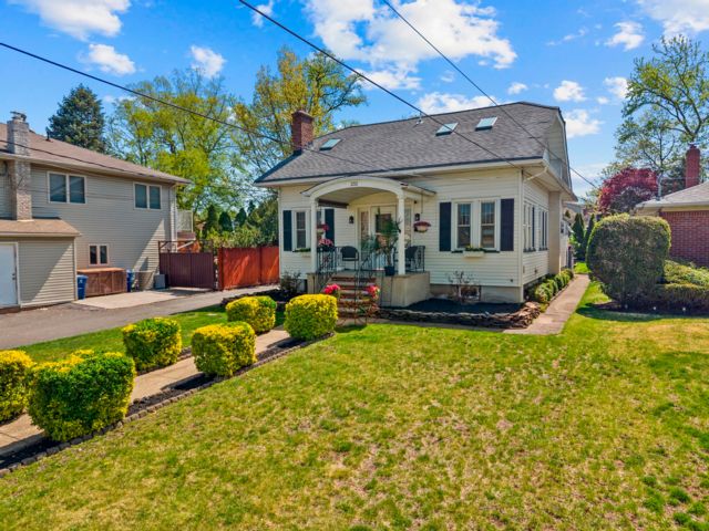  4 BR,  3.50 BTH &nbsp; style home in Lyndhurst