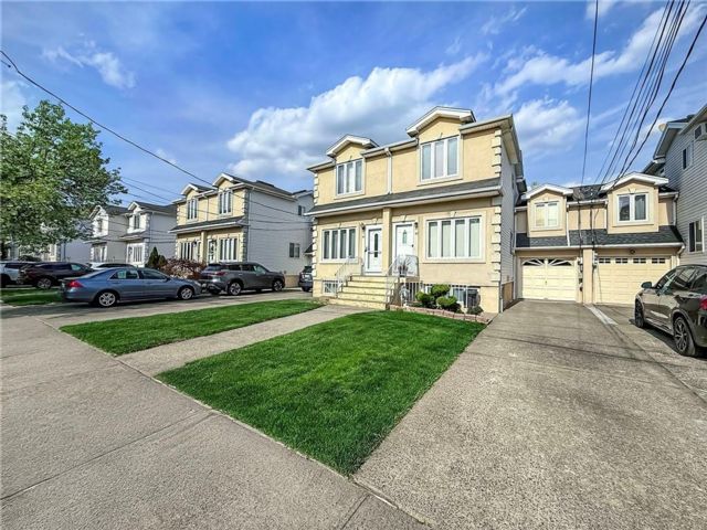  3 BR,  3.00 BTH &nbsp;Single family style home in Huguenot