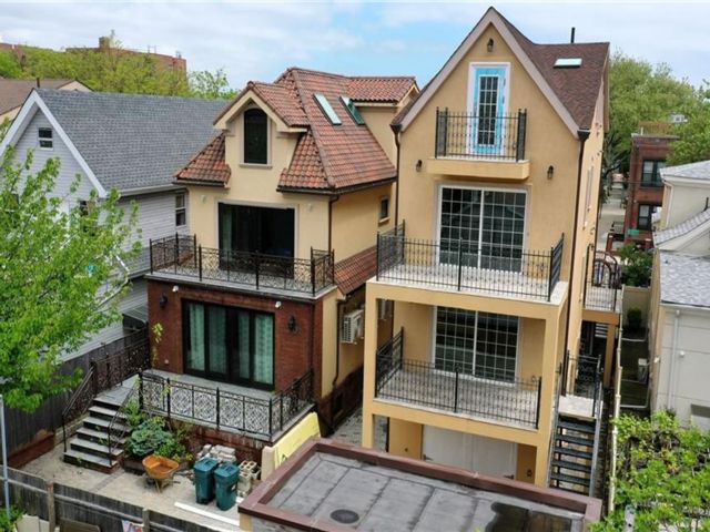  4 BR,  6.00 BTH &nbsp;Multi-family style home in Sheepshead Bay