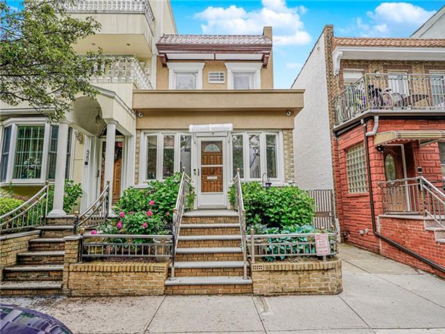  3 BR,  2.00 BTH &nbsp;Single family style home in Bay Ridge
