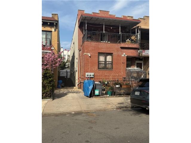  7 BR,  9.00 BTH &nbsp;Multi-family style home in Bay Ridge