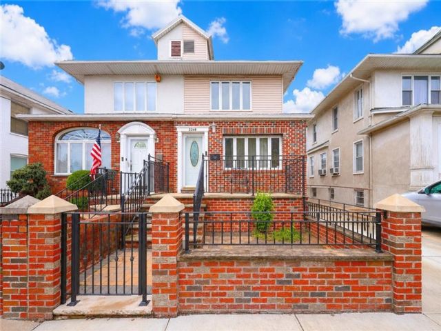  3 BR,  3.00 BTH &nbsp;Single family style home in Bensonhurst