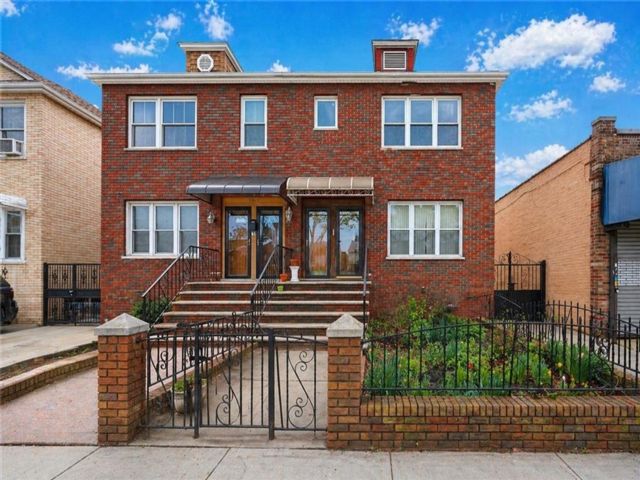  7 BR,  4.00 BTH &nbsp;Multi-family style home in Bensonhurst