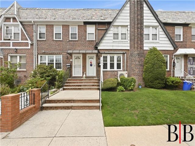  3 BR,  2.00 BTH &nbsp;Single family style home in Marine Park