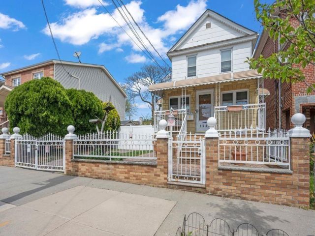 Lot <b>Size:</b>  &nbsp;Residential style home in Canarsie