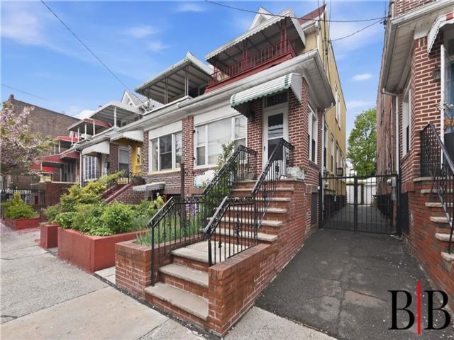  4 BR,  3.00 BTH &nbsp;Multi-family style home in East Flatbush