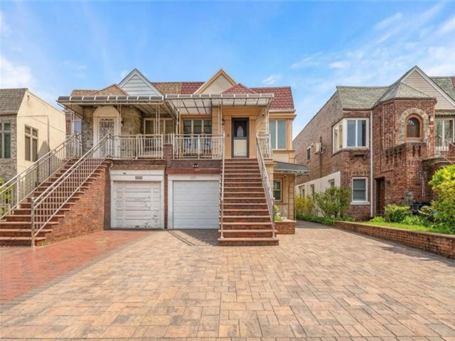  5 BR,  4.00 BTH &nbsp;Multi-family style home in Manhattan Beach