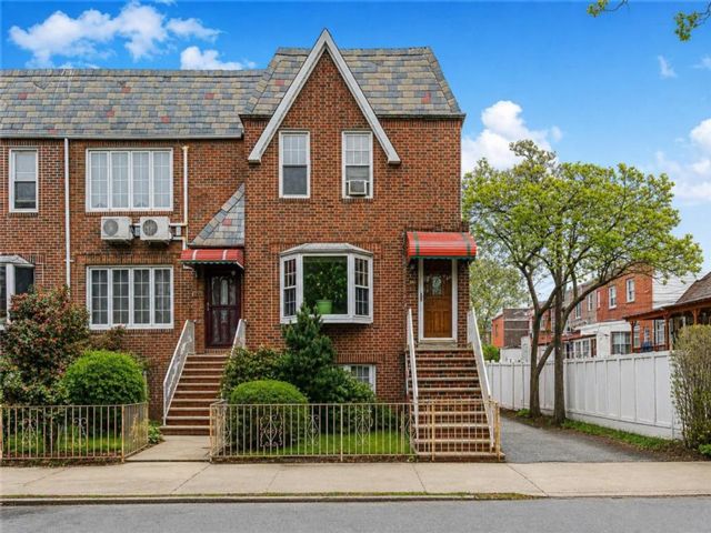  5 BR,  3.00 BTH &nbsp;Multi-family style home in Homecrest